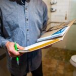 Jak zabezpieczyć walizkę do samolotu? Sprawdzone sposoby!